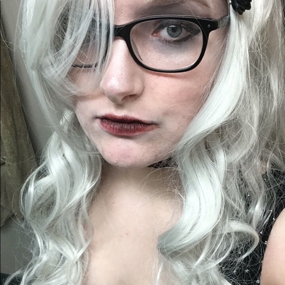 Meet Ashley and Welcome to my Closet! - Picture 5 of 10